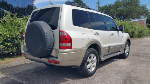 White 2006 Mitsubishi Montero Limited