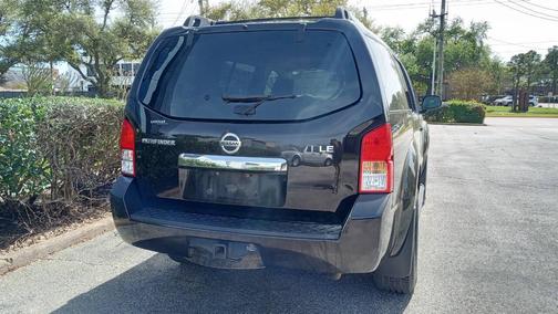 2011 Nissan Pathfinder LE