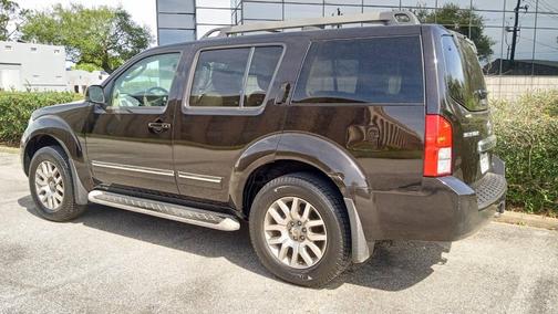 2011 Nissan Pathfinder LE