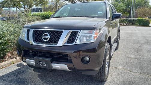2011 Nissan Pathfinder LE