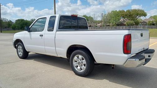 Cloud White 2000 Nissan Frontier XE