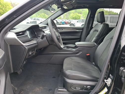 Diamond Black Crystal Pearlcoat 2026 Jeep Grand Cherokee Altitude