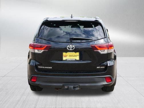 Midnight Black Metallic 2019 Toyota Highlander SE