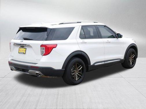 Star White Metallic Tri-Coat 2022 Ford Explorer Limited