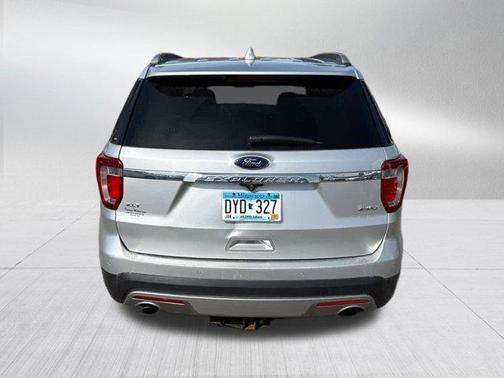 Ingot Silver Metallic 2017 Ford Explorer XLT