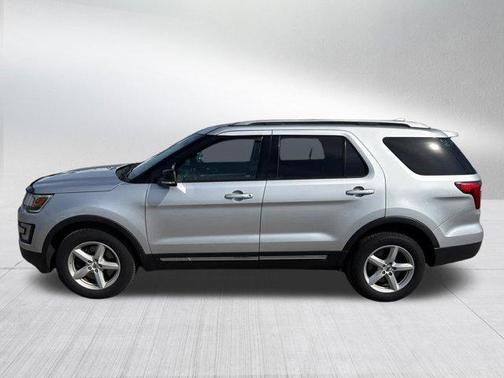Ingot Silver Metallic 2017 Ford Explorer XLT