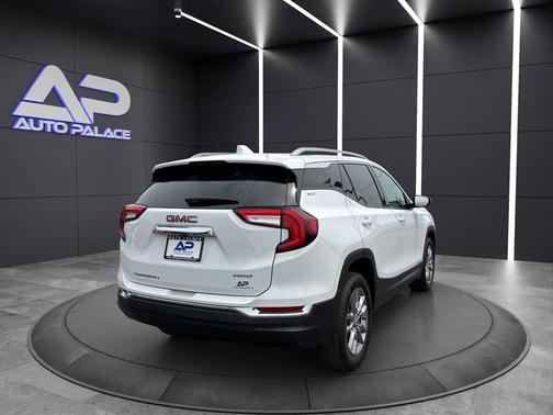 White 2022 GMC Terrain SLT