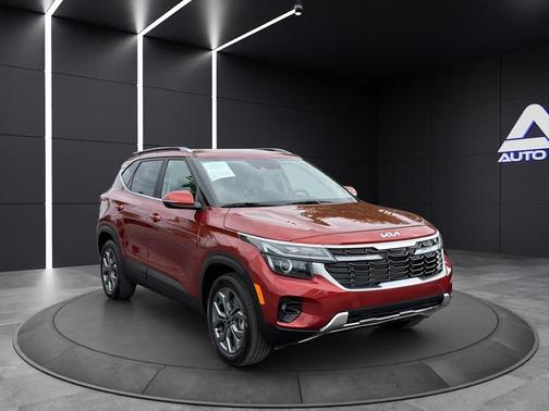 Red 2024 Kia Seltos S