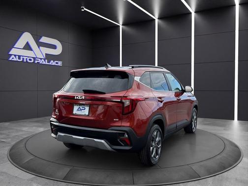 Red 2024 Kia Seltos S