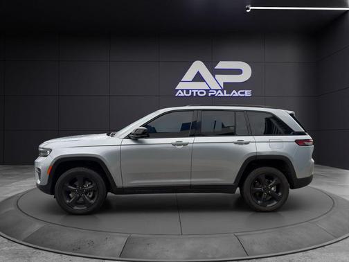 2023 Jeep Grand Cherokee Laredo