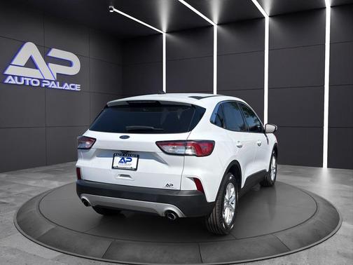 White 2022 Ford Escape SE
