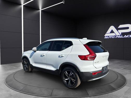 2023 Volvo XC40 B5 Core