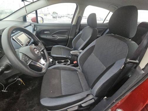 Scarlet Ember 2025 Nissan Versa 1.6 SV