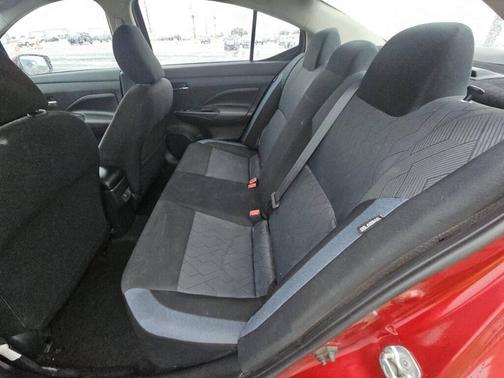 Scarlet Ember 2025 Nissan Versa 1.6 SV