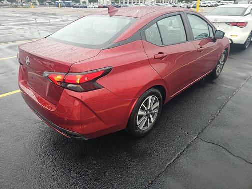 Scarlet Ember 2025 Nissan Versa 1.6 SV