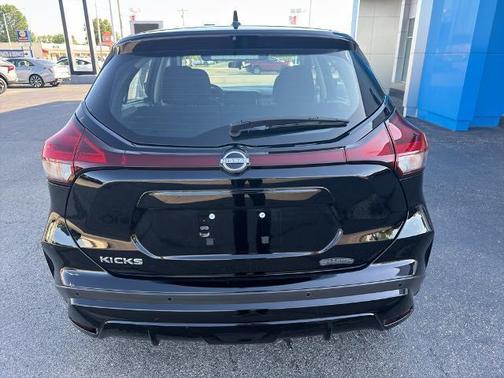 Super Black 2024 Nissan Kicks S
