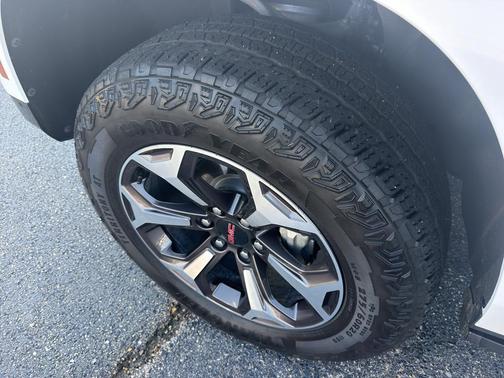 Summit White 2025 GMC Yukon AT4 Ultimate