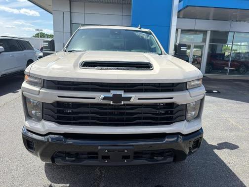 White Sand 2026 Chevrolet Silverado 2500 Custom