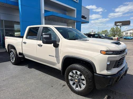 White Sand 2026 Chevrolet Silverado 2500 Custom