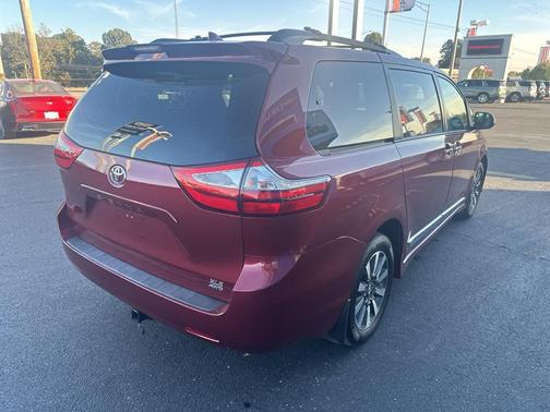 2018 Toyota Sienna XLE