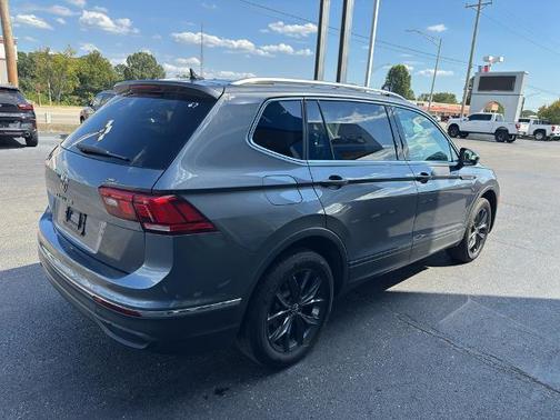 Platinum Gray Metallic 2024 Volkswagen Tiguan 2.0T SE