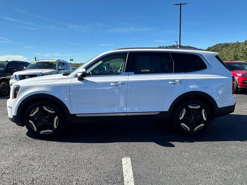 Glacial White Pearl 2023 Kia Telluride S