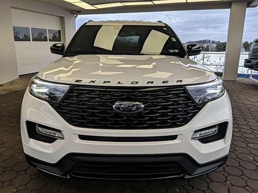 Star White Metallic Tri-Coat 2023 Ford Explorer ST-Line