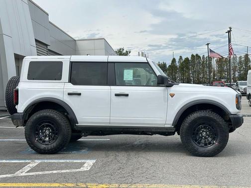 OXFORD WHITE 2026 Ford Bronco Badlands