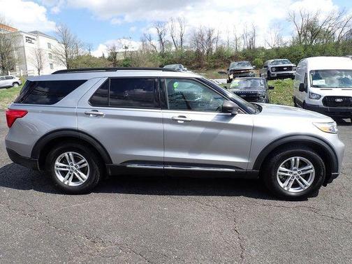 ICONIC SILVER METALLIC 2022 Ford Explorer XLT