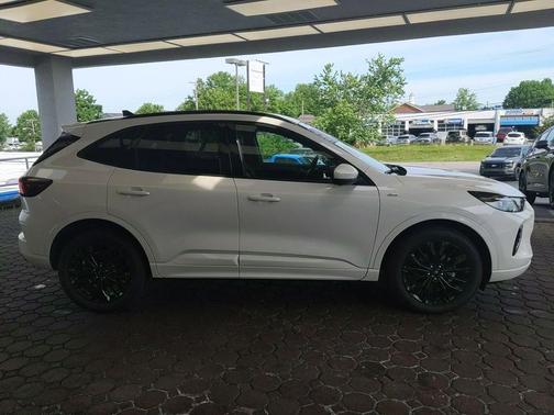 Star White Metallic Tri-Coat 2023 Ford Escape ST-Line Elite