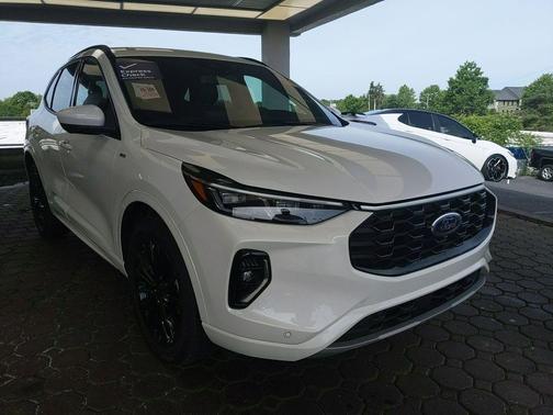 Star White Metallic Tri-Coat 2023 Ford Escape ST-Line Elite