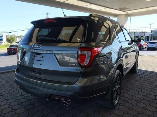 Magnetic 2018 Ford Explorer XLT