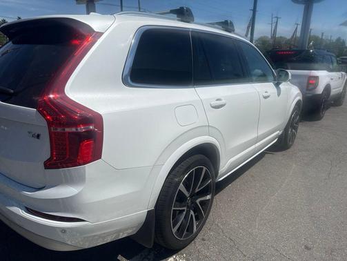 Crystal White 2022 Volvo XC90 T6 Momentum