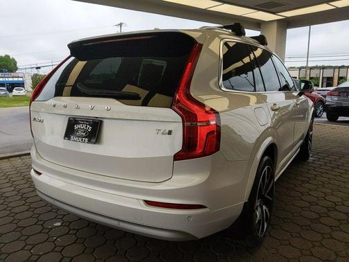Crystal White 2022 Volvo XC90 T6 Momentum