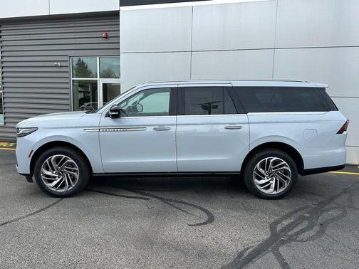Crystal White 2025 Lincoln Navigator Reserve
