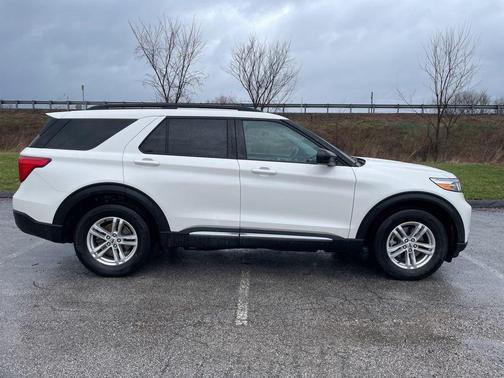 Star White Metallic Tri-Coat 2022 Ford Explorer XLT