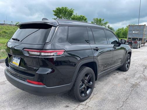 Diamond Black Crystal Pearlcoat 2023 Jeep Grand Cherokee L Altitude