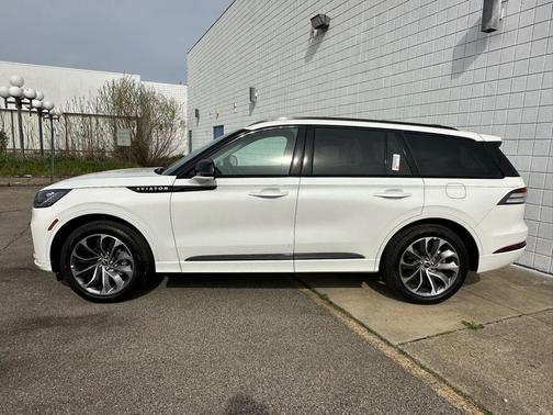 Pristine White Metallic Tri-Coat 2026 Lincoln Aviator Premiere