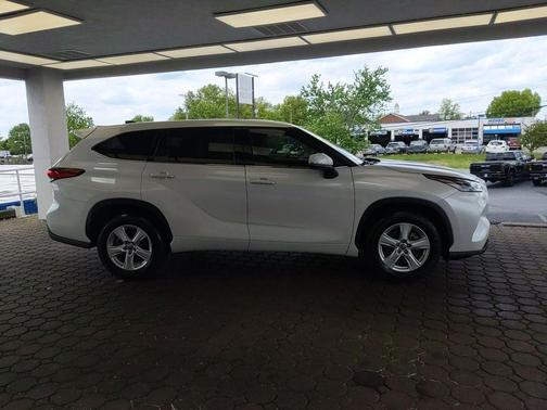 Pearl 2022 Toyota Highlander L