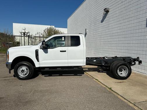 OXFORD WHITE 2026 Ford F-350 XL