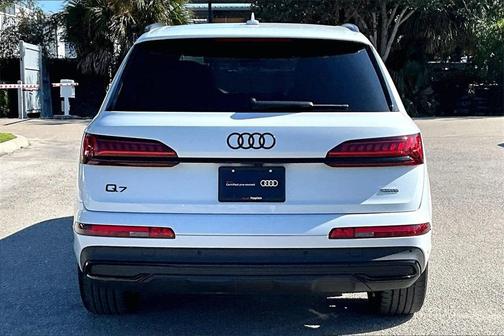 2022 Audi Q7 45 Premium Plus