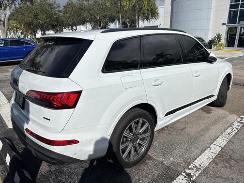 2022 Audi Q7 45 Premium Plus
