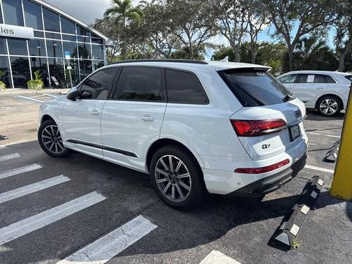 2022 Audi Q7 45 Premium Plus