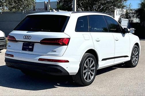 2022 Audi Q7 45 Premium Plus
