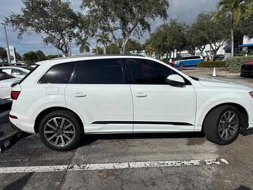 2022 Audi Q7 45 Premium Plus