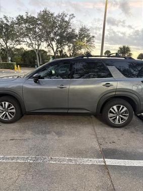 2023 Nissan Pathfinder SL