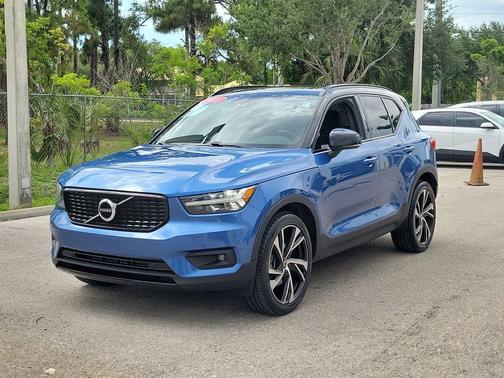 Bursting Blue Metallic 2021 Volvo XC40 T5 R-Design