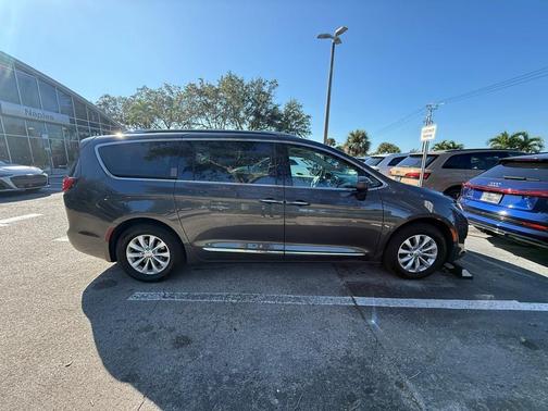 2019 Chrysler Pacifica Touring-L