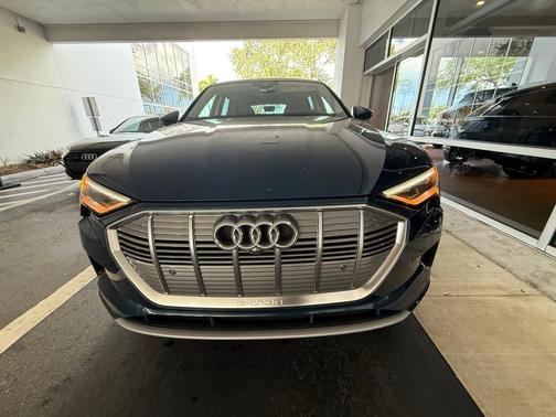 2019 Audi e-tron Prestige