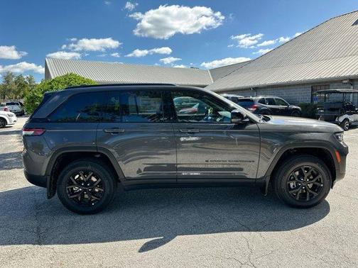 2025 Jeep Grand Cherokee Laredo